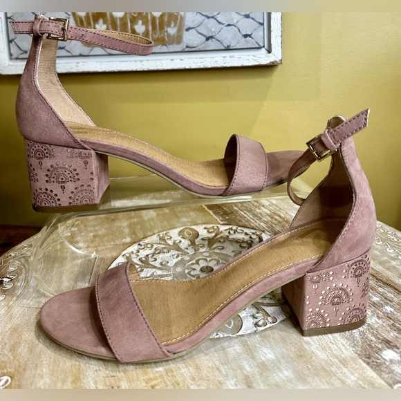 EUC Report 2.25” Block Heels. Velvet Upper in Mauve/Dusty Rose. Size 8 - Picture 5 of 15